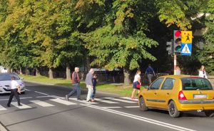 Samochód przed sygnalizacją świetlną