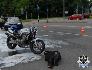 Wypadek z udziałem motocyklisty. Policjanci kolejny już raz apelują o ostrożność na drogach