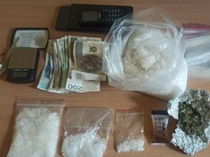 Na zdjęciu woreczki z narkotykami, waga elektroniczna i pieniądze