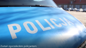 Na zdjęciu napis Policja na masce radiowozu