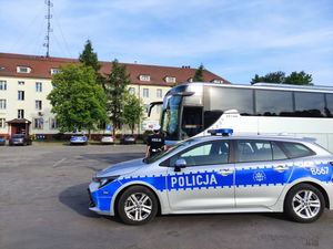 Na zdjęciu radiowóz, autobus na tle Komendy Powiatowej Policji w Zgorzelcu