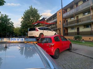 Na zdjęciu radiowóz i holownik z pojazdem