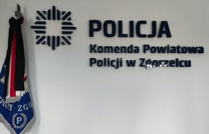 Na zdjęciu napis Komenda Powiatowa Policji w Zgorzelcu i sztandar