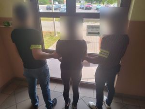 Na zdjęciu policjanci prowadza zatrzymaną