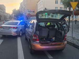 Na zdjęciu samochód z otwartym bagażnikiem