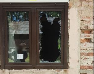 na zdjęciu okno z wybita szybą