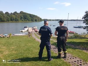 na zdjęciu przystań żeglarska K.S. Turów w miejscowości Niedów, funkcjonariusz Komendy Powiatowej Policji w Zgorzelcu oraz Funkcjonariusz Komendy Powiatowej Państwowej Straży Pożarnej w Zgorzelcu.