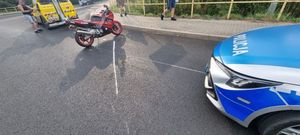 na zdjęciu radiowóz policyjny, pojazd holowniczy oraz motocykl