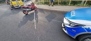 Policjanci ze zgorzeleckiej grupy „Speed” udzielili pomocy kierującemu motocyklem, który spowodował zdarzenie drogowe. Chwilę później okazało się że kierujący nie posiada uprawnień do kierowania.