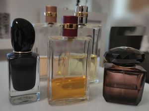 Na zdjęciu buteleczki perfum