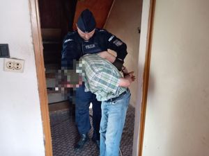 Na zdjęciu policjant z zatrzymanym