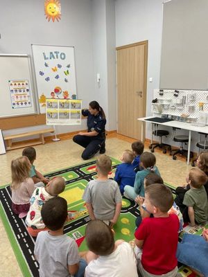 Na zdjęciu policjantka z dziećmi