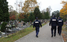 Na zdjęciu policjanci na cmentarzu