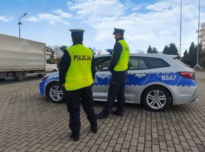 Na zdjęciu policjanci z Wydziału Ruchu Drogowego przy radiowozie