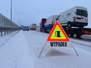 Utrudnienia na autostradzie A4 na wysokości 8 kilometra w kierunku Wrocławia. Ruch odbywa się jednym pasem