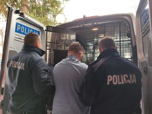 Na zdjęciu policjanci i zatrzymany