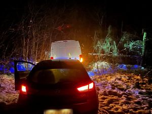 Na zdjęciu nieoznakowany radiowóz i pojazd typu bus