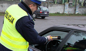 Na zdjęciu policjant badający trzeźwość