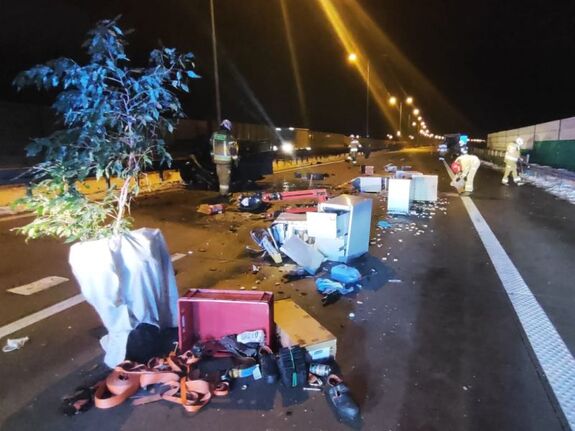 Na zdjęciu porozrzucane po drodze przedmioty