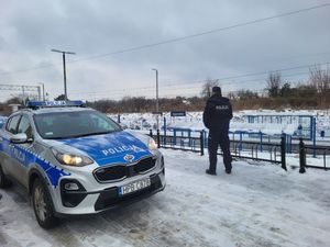 Na zdjęciu policjant na dworcu