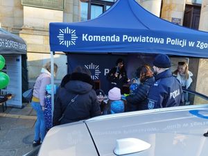 Na zdjęciu policjanci