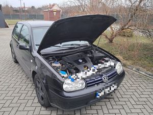 Na zdjęciu samochód osobowy z otwartą maską