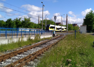 Zachowaj szczególną ostrożność na przejeździe kolejowym