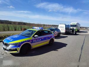 Na zdjęciu pojazdy służbowe Policji i Inspekcji Transportu Drogowego