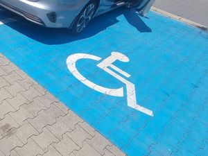 Na zdjęciu poziomy znak miejsca parkingowego dla osób z ograniczeniami