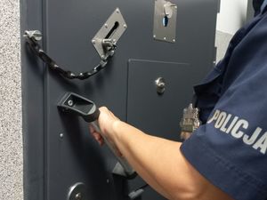 Na zdjęciu drzwi policyjnej celi