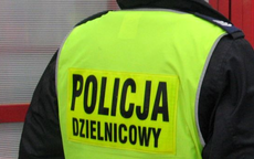 Na zdjęciu kamizelka z napisem: policja dzielnicowy