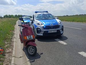 Na zdjęciu motorower i radiowóz