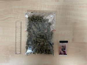 Na zdjęciu worek z marihuana i tester