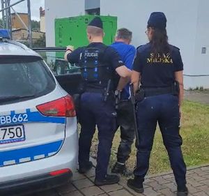 Na zdjęciu poszukiwany, policjant i strażnik miejski