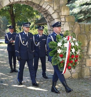 Policjanci z dolnośląskiego garnizonu uczcili pamięć poległych i pomordowanych funkcjonariuszy. Odsłonięto też tabliczki epitafijne policjantów, którzy odeszli na wieczną służbę w grudniu 2023 roku