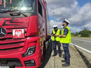 Na zdjeciu policjanci przy ciężarówce