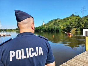 Na zdjeciu policjant