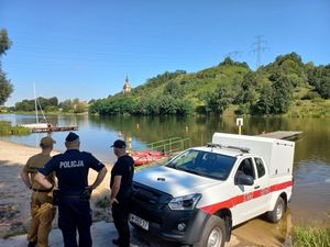 Na zdjeciu strażacy i policjant