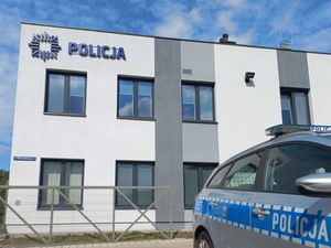 Na zdjeciu radiowóz i Komisariat Policji w Bogatyni