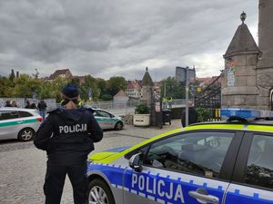 Na zdjęciu policjanci