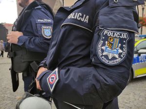 Na zdjęciu policjanci