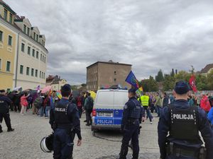 Na zdjęciu policjanci