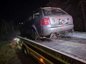 Mając cofnięte decyzją starosty uprawnienia do kierowania pojazdami nie zatrzymał się do kontroli drogowej. Okazało się, że ma przy sobie narkotyki i jest pod ich wpływem