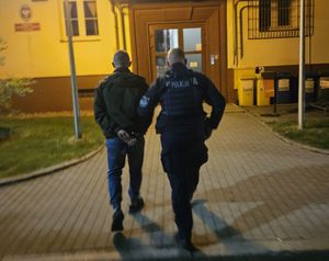 Na zdjęciu prowadzenie zatrzymanego