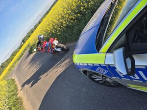 Na zdjeciu policyjny radiowóz i motocykl
