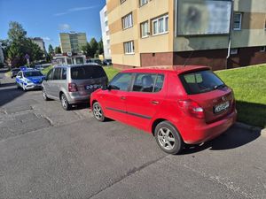 Na zdjęciu nieprawidłowo zaparkowane pojazdy