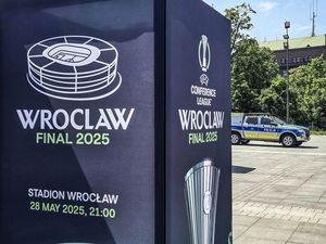 ntensywne działania policjantów zapewniły bezpieczeństwo kilkudziesięciu tysiącom osób biorących udział w Finale Ligi Konferencji UEFA