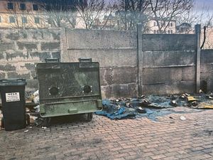 Na zdjęciu spalone śmietniki