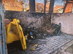 Na zdjęciu spalone śmietniki