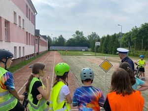Policjanci uczestniczą w egzaminach na karty rowerowe